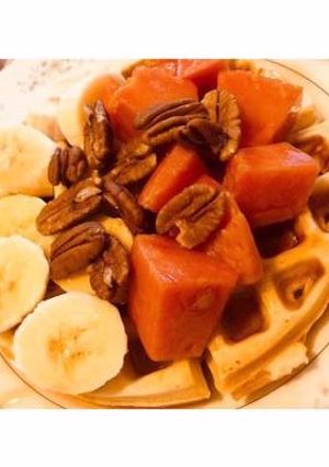 Una foto de Waffles con fruta