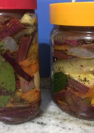 Una foto de Pencas de remolacha y berenjenas en escabeche