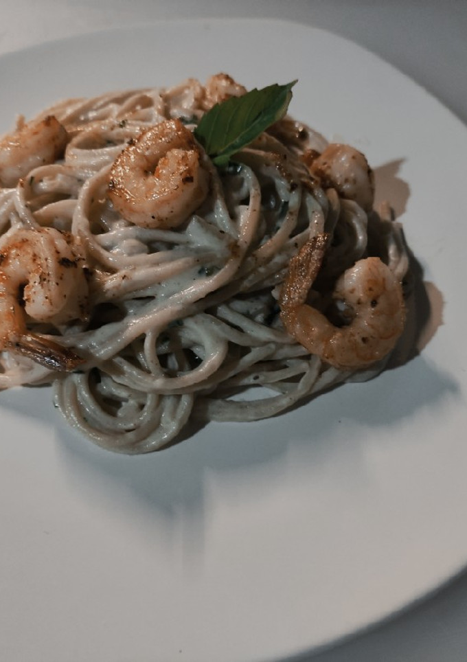 Una foto de Spaghetti con camarones 🦐🦐🦐