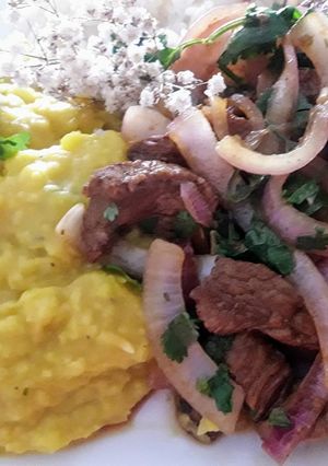 Una foto de Puré de Pallares con Lomo Saltado de Res a lo Carmelita