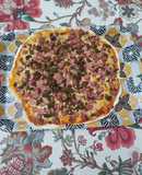 Pizza salchichas, bacon y carne picada