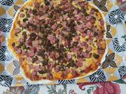 Una foto de pizza con salchicha