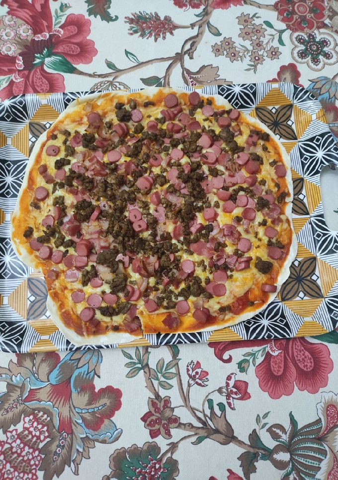 Una foto de Pizza salchichas, bacon y carne picada