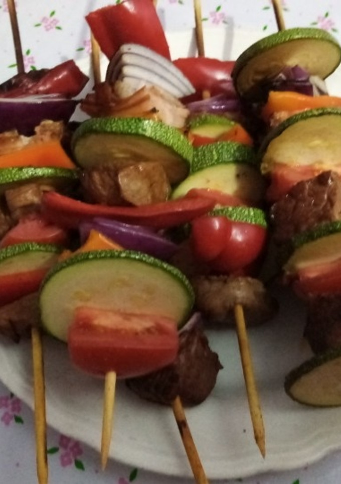 Una foto de Brochetas de res