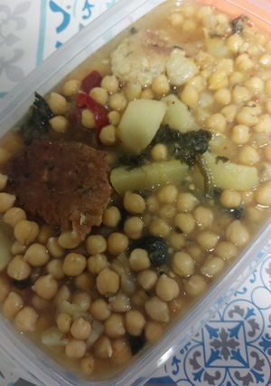 Foto principal de Potaje de garbanzos y panecillos de ajo