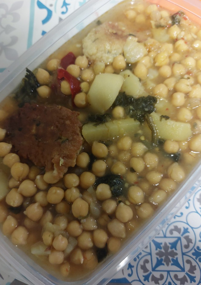 Una foto de Potaje de garbanzos y panecillos de ajo