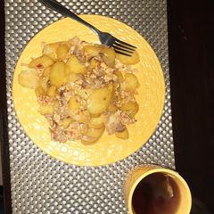 A picture of Fried potato in scrambled eggs.
