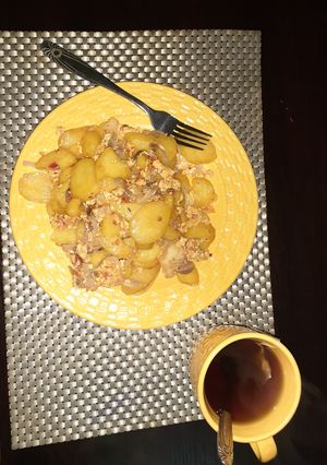 A picture of Fried potato in scrambled eggs.