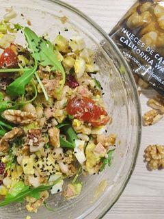 Una foto de Ensalada de alubias con verduritas y nueces