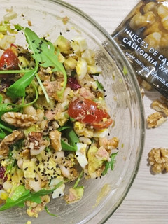 Una foto de Ensalada de alubias con verduritas y nueces