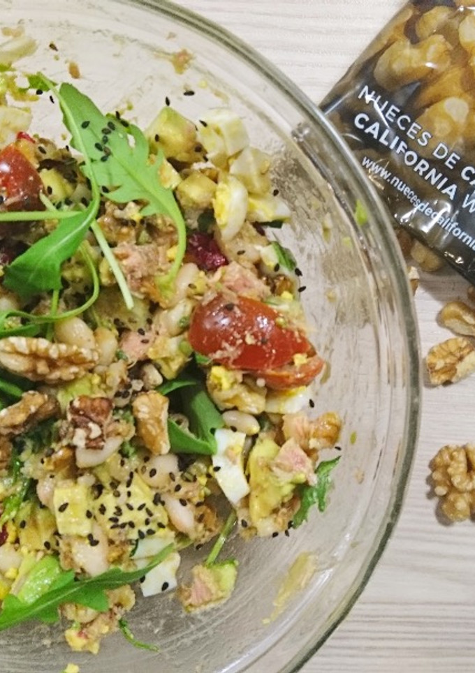 Una foto de Ensalada de alubias con verduritas y nueces