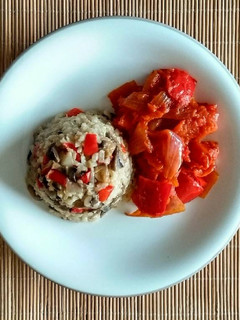 Una foto de Arroz integral con verduras salteadas