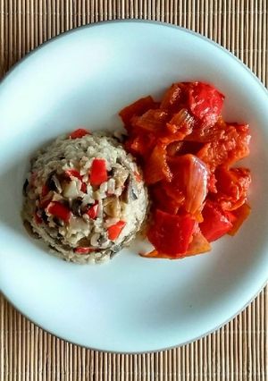 Una foto de Arroz integral con verduras salteadas