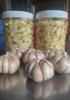 Hình của món Tỏi ngâm chua ngọt.