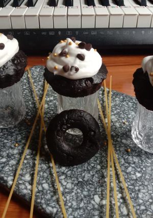 चॉकलेट कप केक (Chocolate Cup Cake recipe in Hindi) रेसिपी मुख्य फोटो