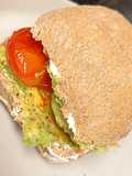 Minibocata de queso de untar, aguacate y cherry confitado