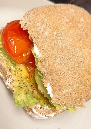 Una foto de Minibocata de queso de untar, aguacate y cherry confitado
