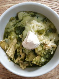 Una foto de Chilaquiles verdes con chile poblano 🌿💚🌶️