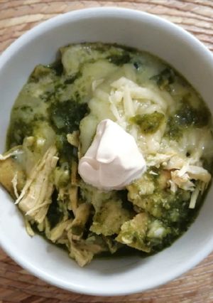 Una foto de Chilaquiles verdes con chile poblano 🌿💚🌶️
