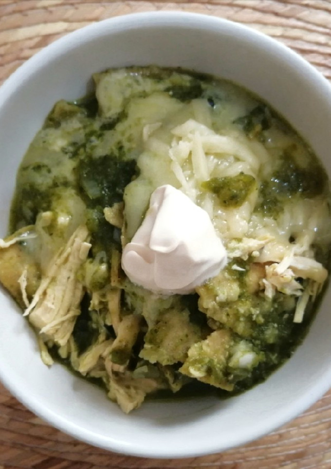 Una foto de Chilaquiles verdes con chile poblano 🌿💚🌶️