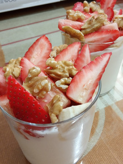 Una foto de Yogurt cremoso con frutas y mermelada