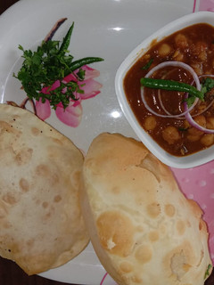छोले भटूरे (Chole bhature recipe in hindi) रेसिपी मुख्य फोटो