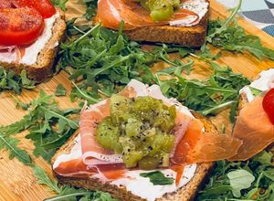 Foto di Tapas con prosciutto e kiwi