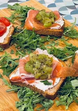 Foto di Tapas con prosciutto e kiwi