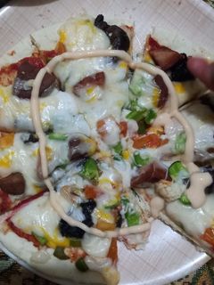 عکسی از دستور پیتزا قارچ و سوسیس 😍😋