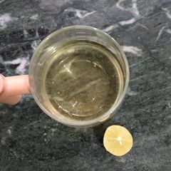 A picture of Detox drink with fenugreek seeds.