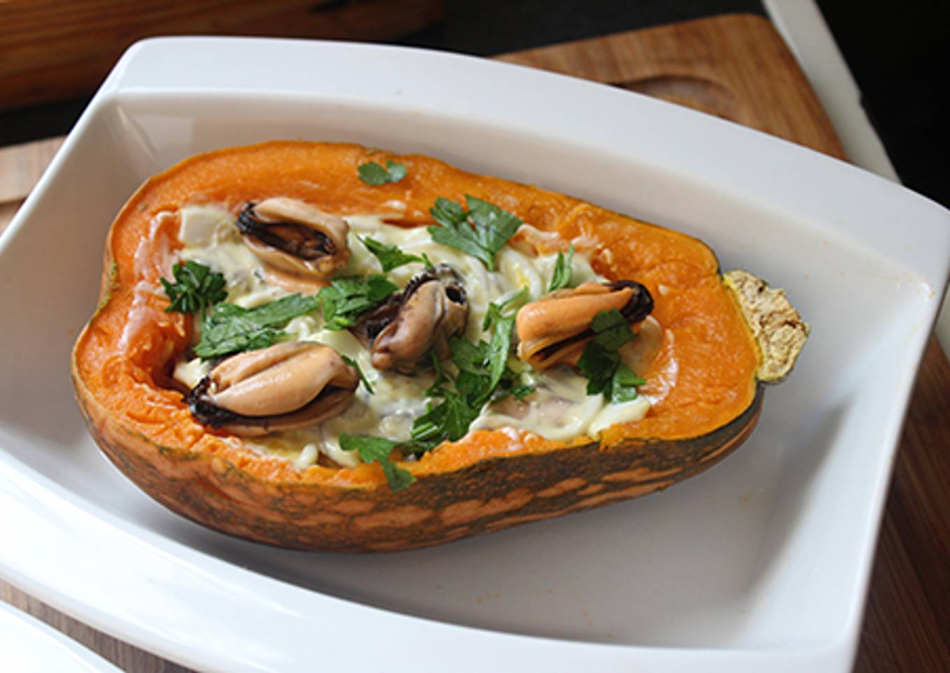 Calabaza rellena de gulas, almejas y mejillones