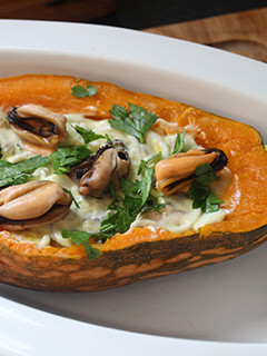 Una foto de Calabaza rellena de gulas, almejas y mejillones