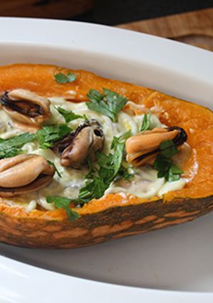 Foto principal de Calabaza rellena de gulas, almejas y mejillones