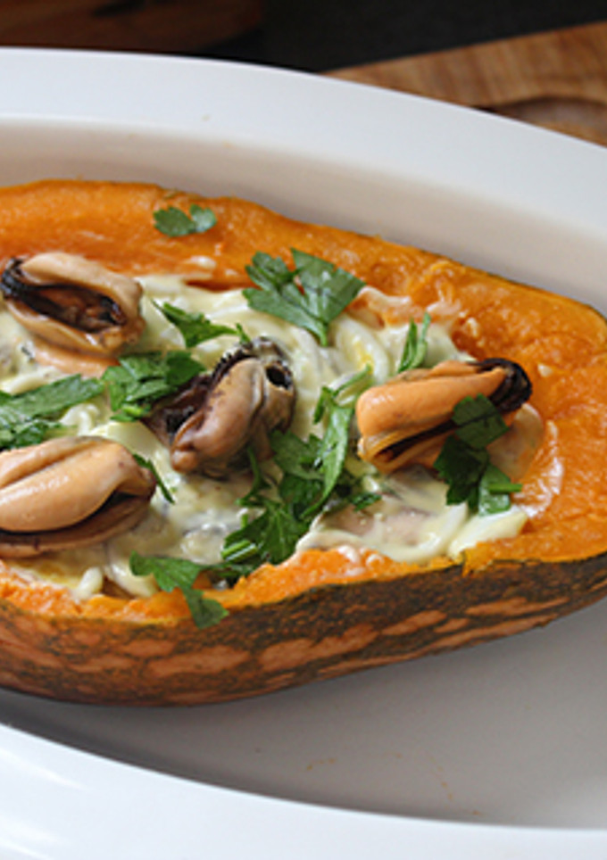 Una foto de Calabaza rellena de gulas, almejas y mejillones