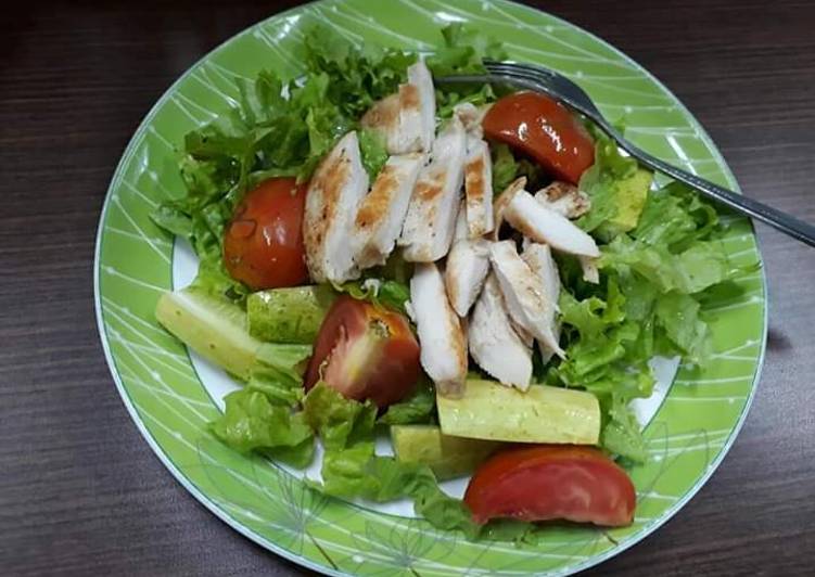 Salad sayuran dengan ayam panggang