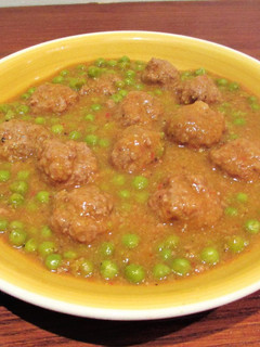Una foto de Pelotillas de carne de ternera con guisantes al curry