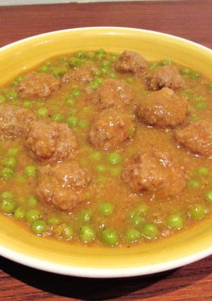 Una foto de Pelotillas de carne de ternera con guisantes al curry