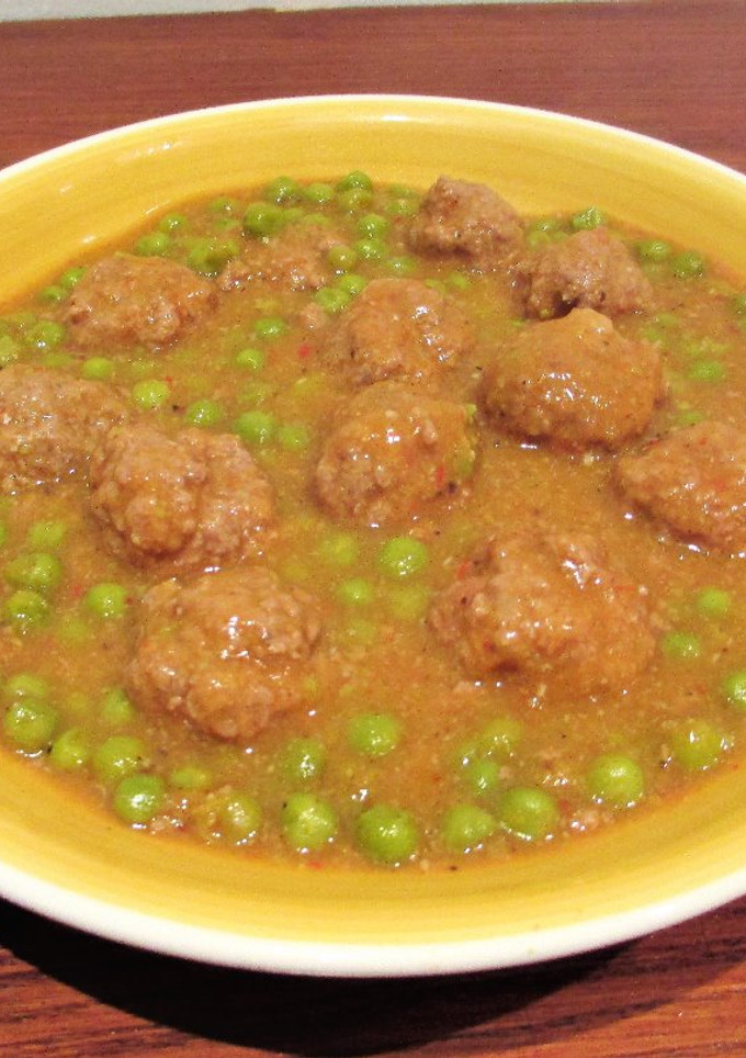 Una foto de Pelotillas de carne de ternera con guisantes al curry