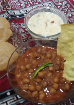છોલે પૂરી(Chhole puri recipe in gujarati) રેસીપી મુખ્ય ફોટો