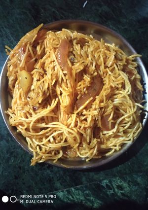 प्याज़ वाली चाऊमिन (pyaz wali chowmein recipe in Hindi) रेसिपी मुख्य फोटो
