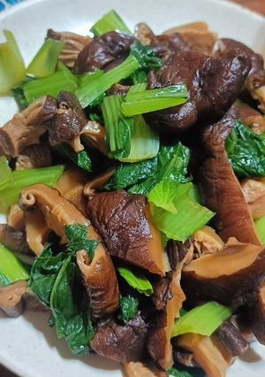 青江菜炒香菇 的食譜成品照片