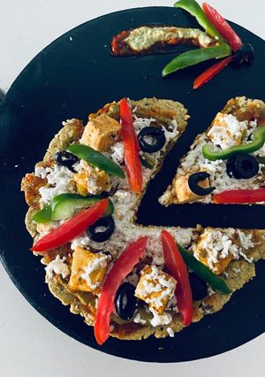 स्मोकी पिज़्ज़ा (Smoky pizza recipe in Hindi) रेसिपी मुख्य फोटो