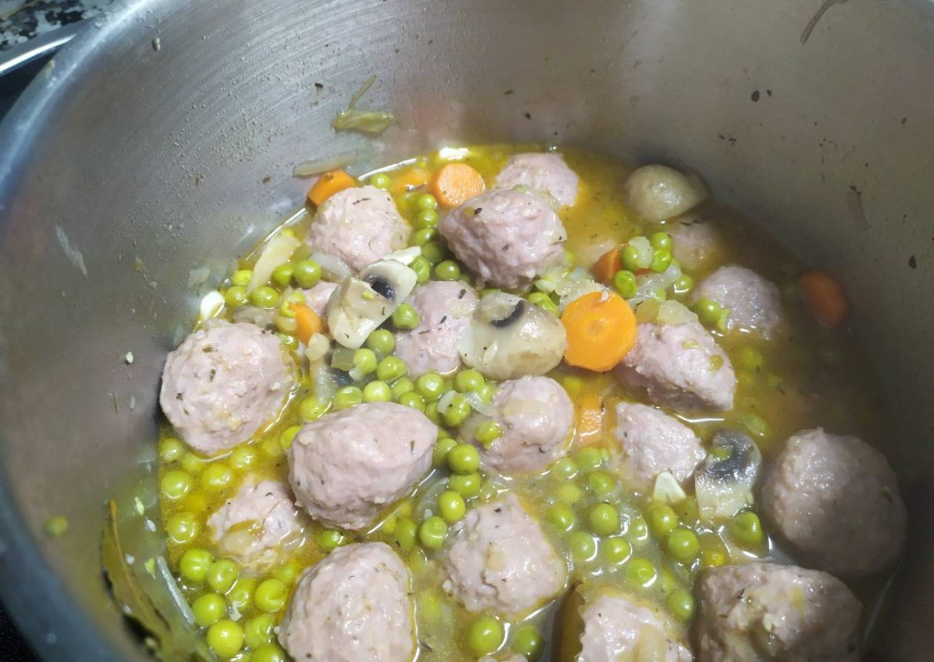 Albóndigas a la jardinera en vaporera