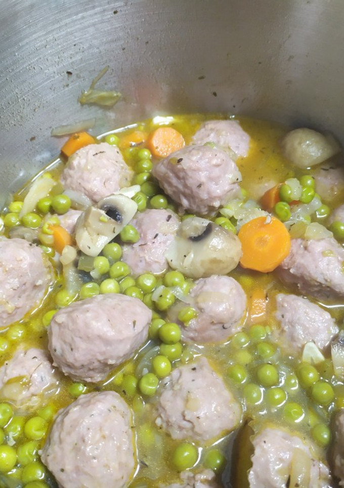 Una foto de Albóndigas a la jardinera en vaporera
