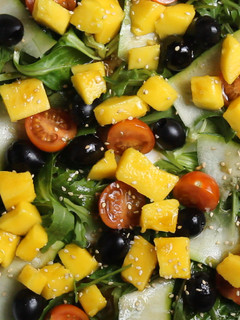 Una foto de Ensalada de mango en 5 min / Receta Fácil y Rápida - 👉 Ensaladas Veganas Fáciles