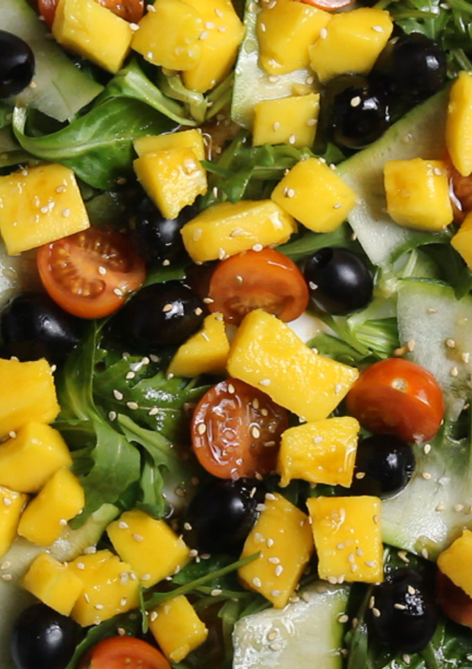 Una foto de Ensalada de mango en 5 min / Receta Fácil y Rápida - 👉 Ensaladas Veganas Fáciles