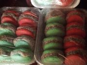 Una foto de alfajores de maicena de colores