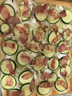 Una foto de Coca de queso de cabra, verduras y bacon