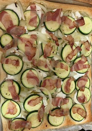 Una foto de Coca de queso de cabra, verduras y bacon