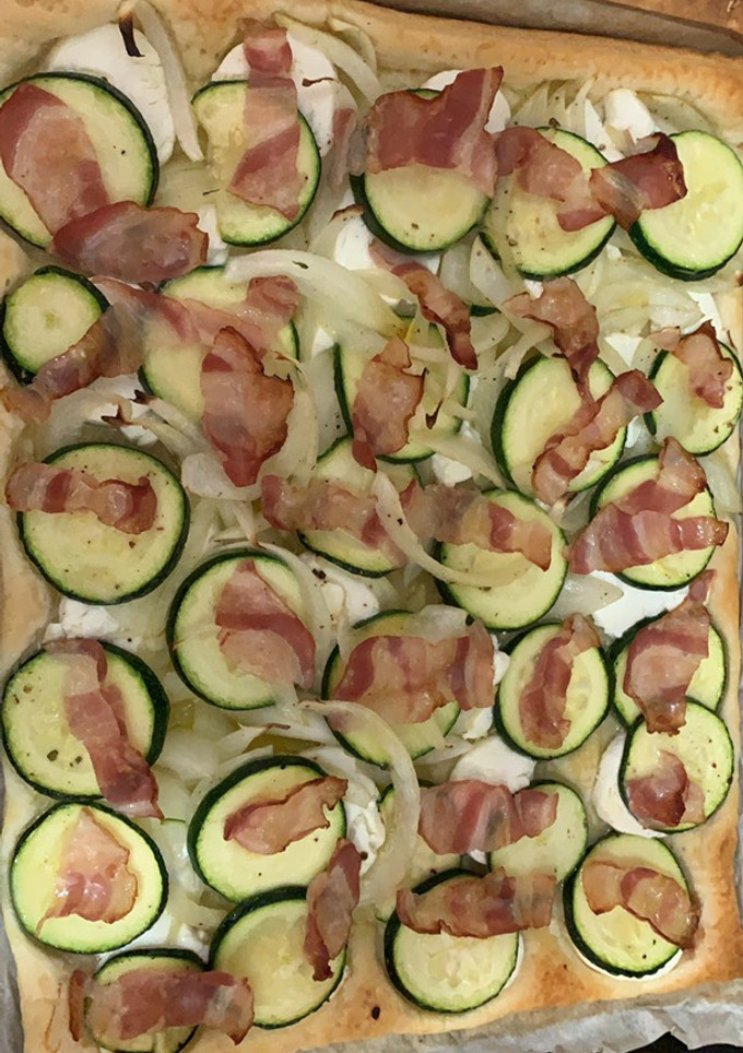 Una foto de Coca de queso de cabra, verduras y bacon